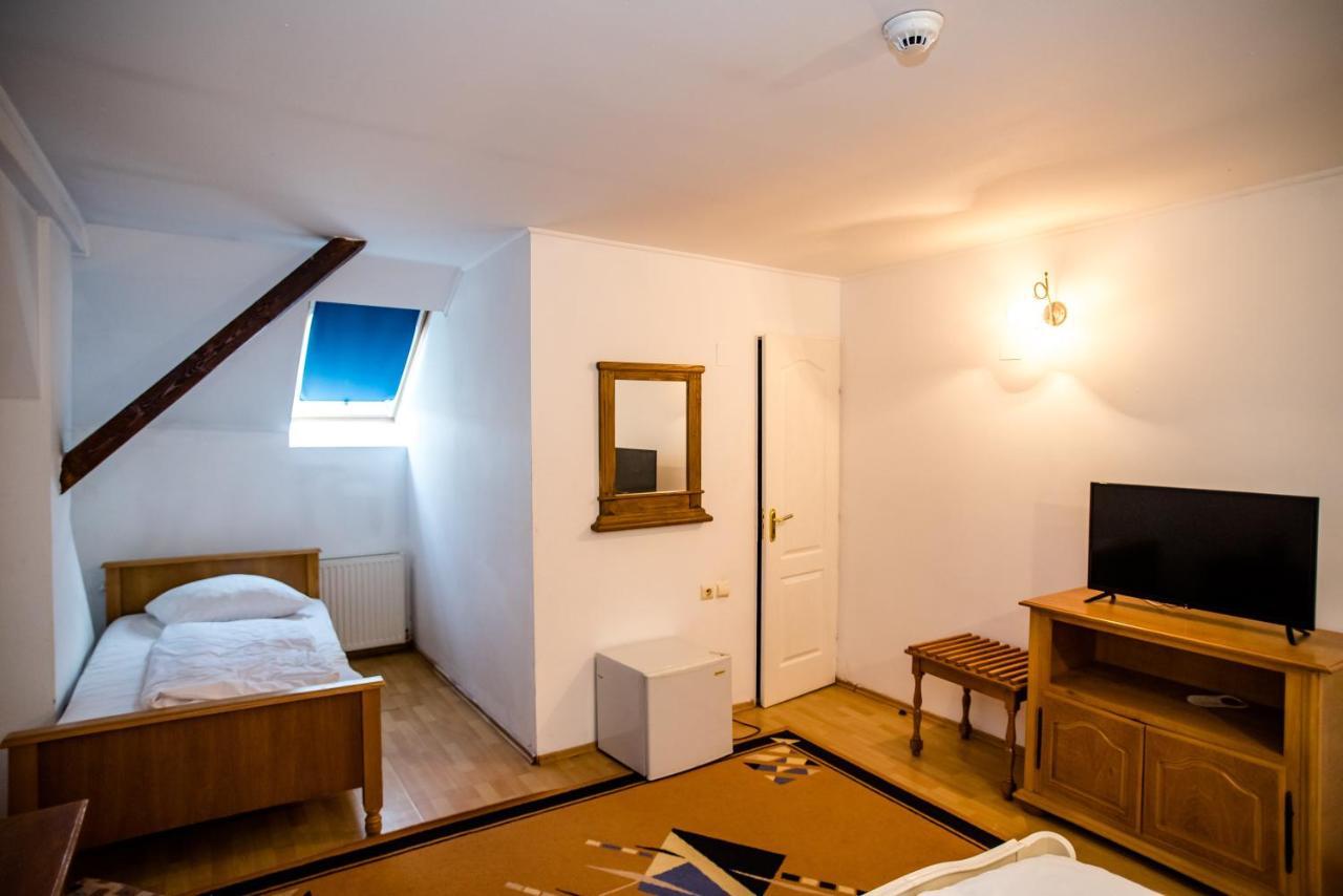 Hotel Marion Dumbraveni  Extérieur photo